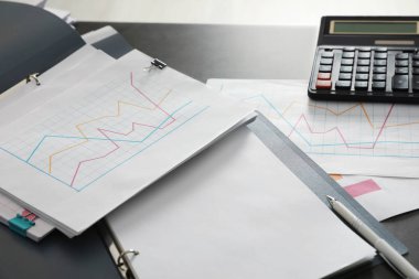 Klasörler belge ve hesap makinesi ofis masaları