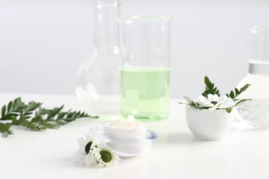 Cilt bakım ürün, malzemeler ve laboratuvar cam ürünleri masada. Dermatoloji araştırma