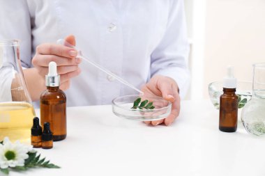 Masada cilt bakımı ürünü üreten kadın dermatolog.