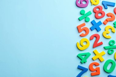 Renk arka plan, metin için yer ile üstten görünüm üzerindeki plastik manyetik harfler