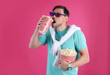 3d gözlük renk arka plan üzerinde lezzetli patlamış mısır yemek adamla