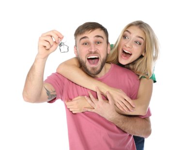 Beyaz arka plan üzerinde evin anahtarı ile duygusal genç Çift