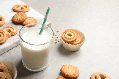 Danimarka tereyağlı kurabiye ve süt gri masada. Metin için yer