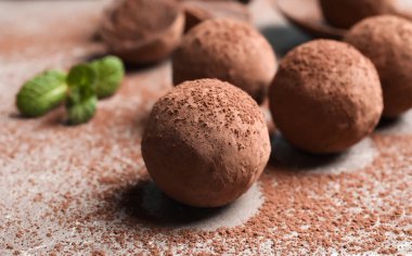 Gri zemin üzerine lezzetli çiğ çikolata truffles