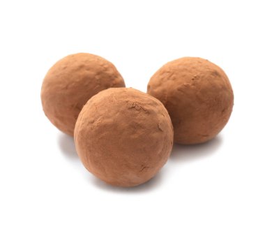 Beyaz zemin üzerine lezzetli çiğ çikolata truffles