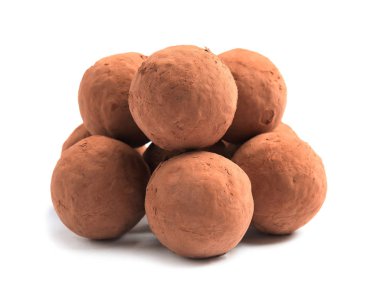 Beyaz zemin üzerine lezzetli çiğ çikolata truffles