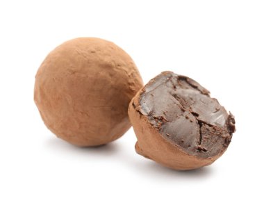 Beyaz zemin üzerine lezzetli çiğ çikolata truffles