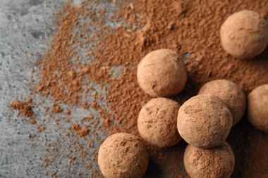 Gri arka plan, metin için yer ile üstten görünüm üzerinde lezzetli çiğ çikolata truffles