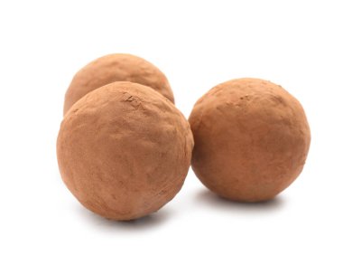 Beyaz zemin üzerine lezzetli çiğ çikolata truffles