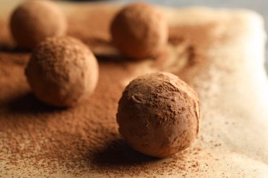 Parşömen kağıtları, portre üzerinde lezzetli çikolata truffles