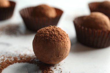 Lezzetli çiğ çikolata mermer zemin, closeup üzerine