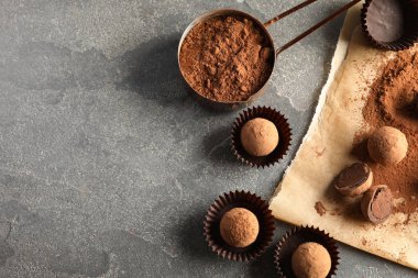 Gri arka plan, metin için yer üzerinde çikolata truffles ile düz yatıyordu kompozisyon