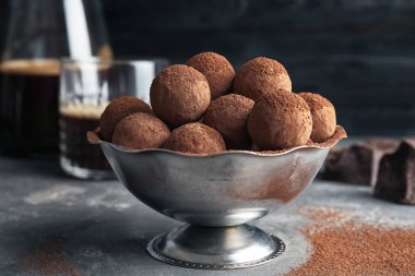 Lezzetli çikolata truffles gri tablo ile kase