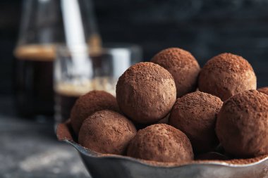 Lezzetli çikolata truffles, closeup görünümü ile kase
