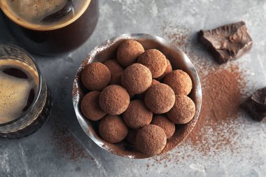 Gri arka plan, üstten görünüm üzerinde lezzetli çikolata truffles ile kase
