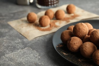 Plakalı gri arka plan, metin için yer üzerinde çikolata truffles