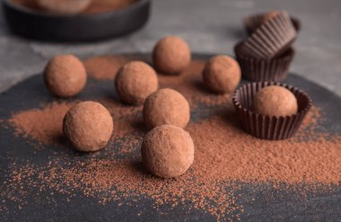 Kayrak plaka üzerinde kakaolu toz çikolata truffles