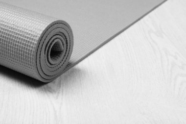 Spor mat ahşap arka plan üzerinde yuvarlandı. Metin için yer