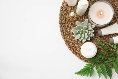 Farklı vücut bakım ürünleri ve beyaz arka plan üzerinde metin için yer düz yatıyordu kompozisyonu