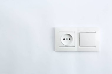 Işık anahtarı ve güç beyaz arka plan üzerinde soket. Elektrik teknisyen ekipmanları