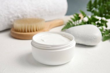 Vücut bakım ürünü masada kavanoz. Mockup tasarım için