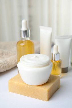 Kompozisyon farklı vücut bakım ürünleri tablosundaki ile. Mockup tasarım için