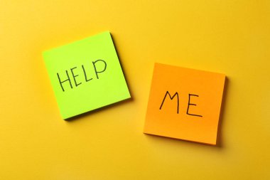 Kağıt notlar kelime ile yardım etmek beni renk arka planda, üstten görünüm