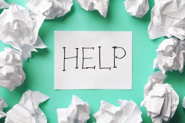 Birçok kağıt topları ve Not Word Yardım renk arka plan, üstten görünüm