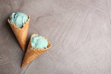 Lezzetli spirulina dondurma külah gri arka plan üzerinde. Metin için yer