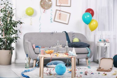 Dağınık oturma odası iç. Sonra parti kaos