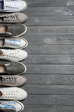 Şık ayakkabılar ve ahşap arka plan üzerinde metin için yer düz yatıyordu kompozisyonu