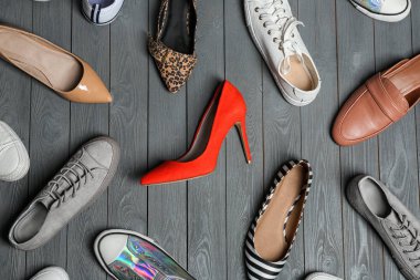 Düz kompozisyon ve ahşap arka planda şık ayakkabılar.