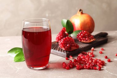 Bardak taze nar suyu masada ile kompozisyon