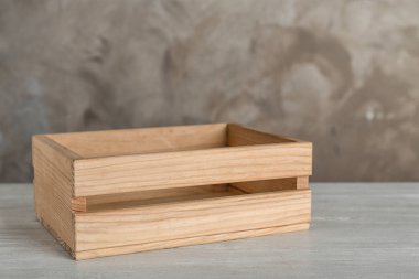 Tablo renkli arka plan üzerinde ahşap sandık. Metin için yer