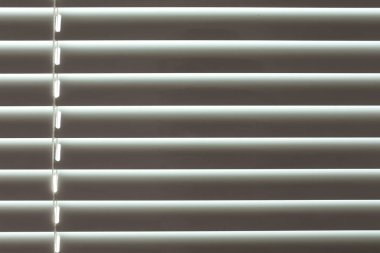 Arka plan olarak, closeup görünümü kapalı modern beyaz pencere güneşlikler