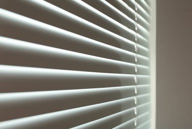 Kapalı modern beyaz pencere Panjur, closeup görünümü