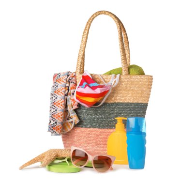 Kümesi üzerinde beyaz izole farklı plaj aksesuarları