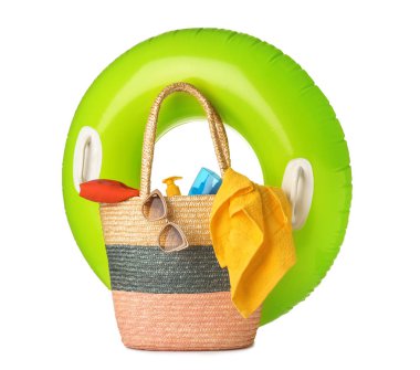 Kümesi üzerinde beyaz izole farklı plaj aksesuarları