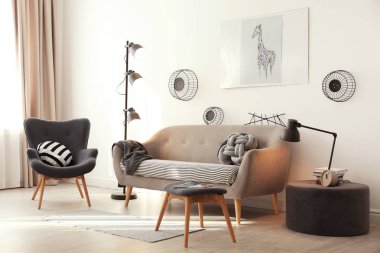 Şık salon iç rahat kanepe ile. Ev dekorasyonu için fikir
