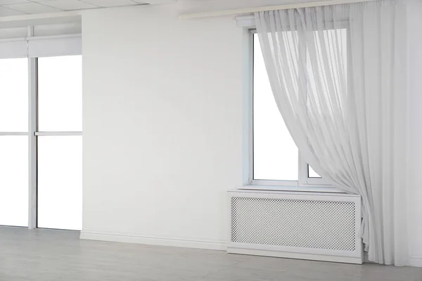 Nová moderní okna se závěsem v prázdné místnosti se světlem. Prostor pro text — Stock fotografie