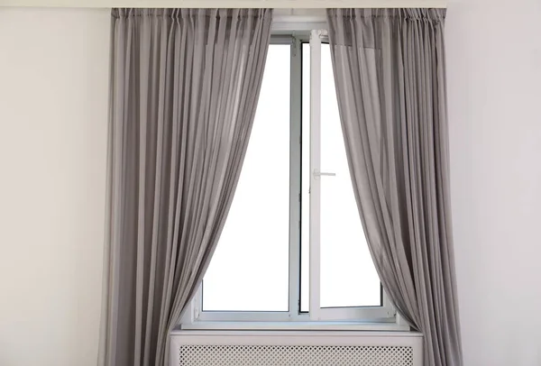 Nueva ventana moderna con cortinas en la habitación —  Fotos de Stock