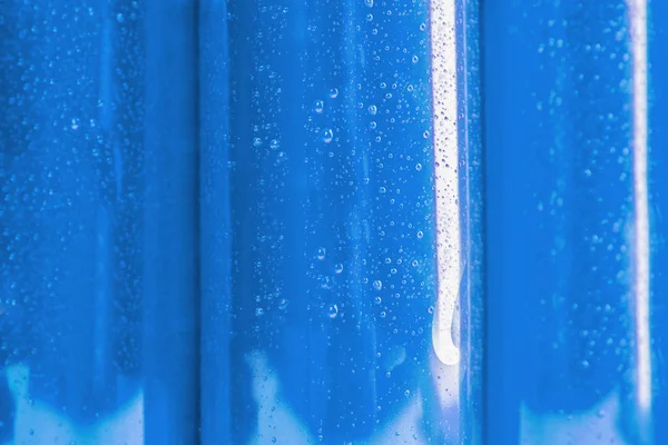 Latas azuis de metal em branco como fundo, close up. Mock up para o projeto — Fotografia de Stock