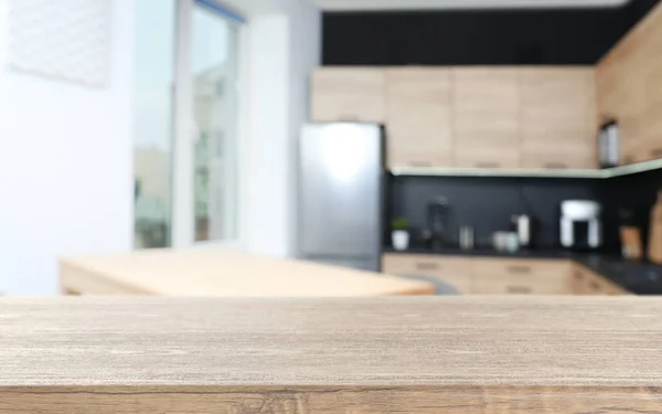 现代厨房里的棕色木桌是空的。用于设计的模型 — 图库照片