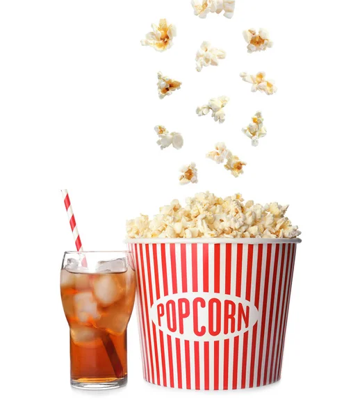 Förpackning hink med läckra salta popcorn och ett glas iskall cola på vit bakgrund — Stockfoto
