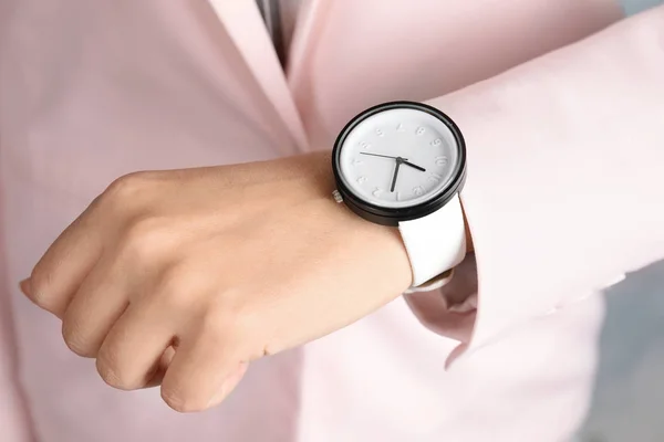 Geschäftsfrau mit stylischer Armbanduhr, Nahaufnahme. Zeitmanagement — Stockfoto