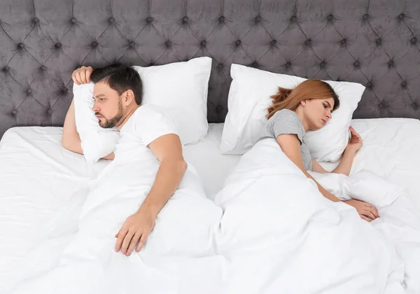 Paar mit Beziehungsproblemen zu Hause im Bett — Stockfoto