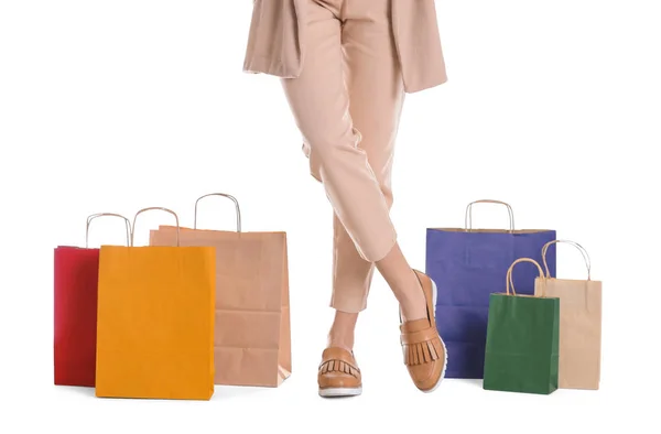 Młoda kobieta z torby na zakupy na białym tle, zbliżenie — Zdjęcie stockowe