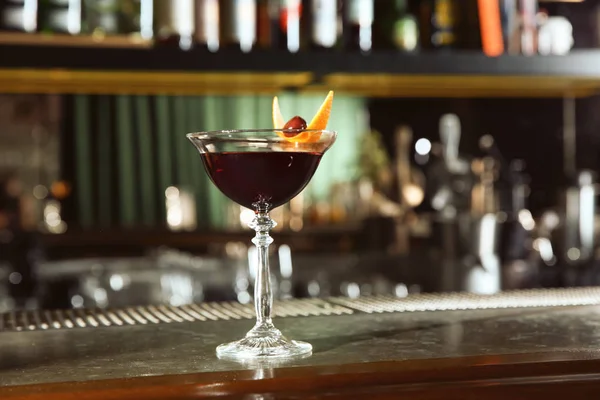 Свіжі Манхеттен алкогольний коктейль на барна стійка. Місце для тексту — стокове фото