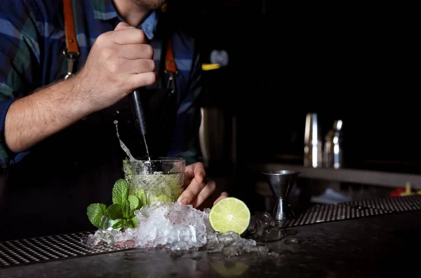Bartendern att göra Mojito cocktail på counter i pub, närbild. Utrymme för text — Stockfoto