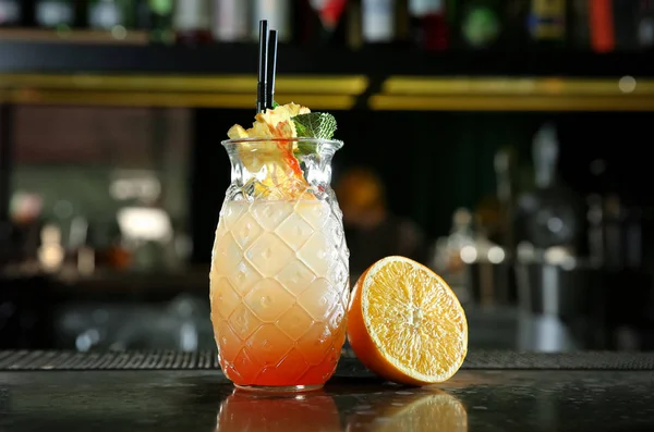 Cóctel Tequila Sunrise alcohólico fresco en el mostrador del bar. Espacio para texto — Foto de Stock